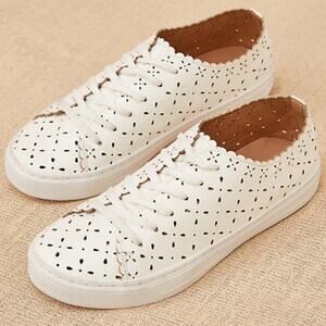 Torrid 9 W Faux Leather Laser Cut Lace Up Sneaker Casual Shoes Scalloped White